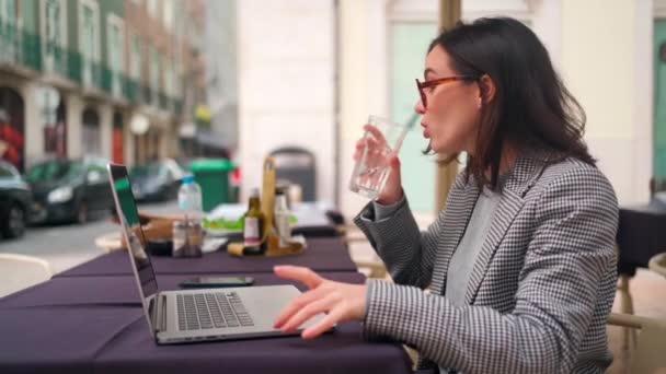 Mulher Negócios Freelancer Moderna Que Trabalha Remotamente Café Cidade Verão — Vídeo de Stock