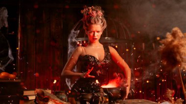 Kazanı olan bir cadı. Büyücülük yapan genç ve güzel bir kadın. Ürkütücü zindan karanlık odası. Büyücü kadın aşk iksiri hazırla. Sihir kullan.