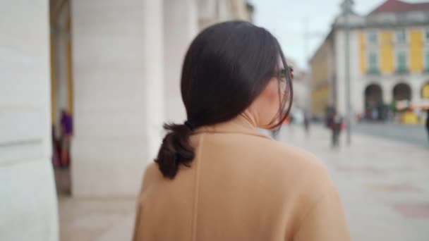 Caucasian Brunette Woman Eyeglasses Walking Back View Smiling Adult Elegant — Stock Video