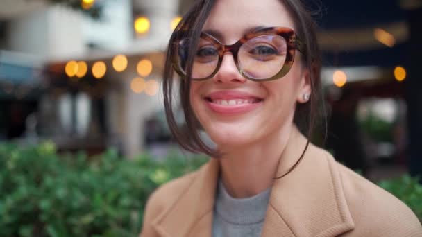 Fechar Retrato Morena Caucasiana Mulher Óculos Sorrindo Adulto Elegante Senhora — Vídeo de Stock