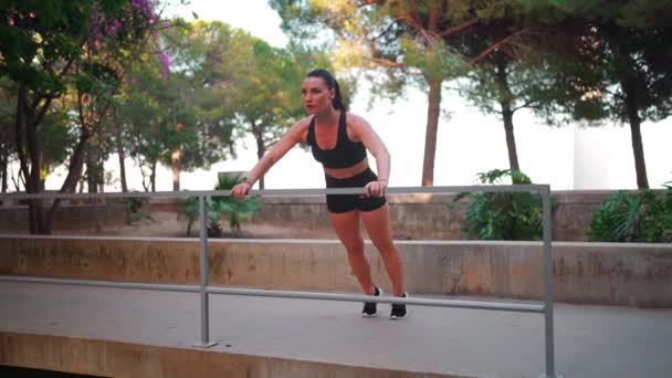 Orta Yaşlı Bir Kadın Şehir Parkında Spor Yapıyor Çitlere Yaslanıp — Stok video