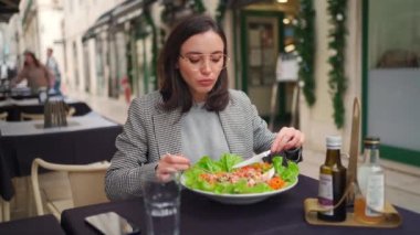 İş kadını, iş açılışında açık hava kafeteryasında ton balığı yiyor. Kafkas kadın iş adamı. Dışarıdan sağlıklı yiyecekler. Enerji, vitamin ve ferahlık için mola. 