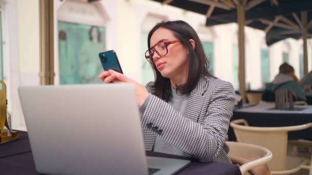 Žena Pracující Laptopem Používat Smartphone Sedí Street Cafe Evropském Městě — Stock video