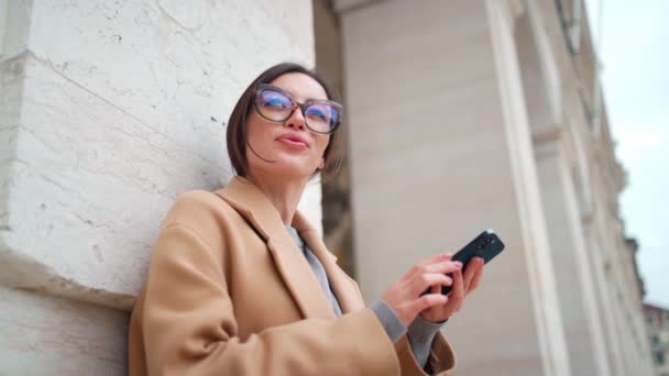 Kobieta Używa Smartfona Zewnątrz Niski Kąt Widzenia Kaukaska Kobieta Okularach — Wideo stockowe