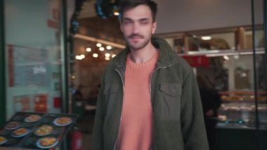 Marketten ayrılan portre adam. Şehirdeki kentsel çevrede yaşayan çekici bir İspanyol. Beyaz yakışıklı adam şehir caddesinde yürüyor. 