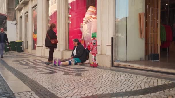 Лиссабон Португалия Декабрь 2022 Бездомная Инвалид Старшая Женщина Попрошайничает Улицах — стоковое видео
