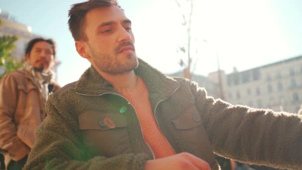 Nahaufnahme Porträt Mann Kaffee Trinken Straßencafés Verwenden Smartphone Mit Sonnenlicht — Stockvideo