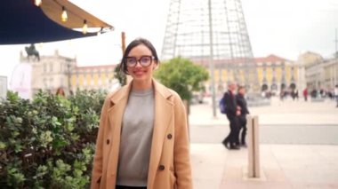 Gözlüklü Kafkasyalı Esmer Kadın portresini kapat. Gülümseyen Yetişkin Zarif Kadın dışarıda yürürken ceket giyiyor. Ortadaki gözlüklü şık adam diş macunu gülüşü atıyor. Avrupa 'da sonbahar 