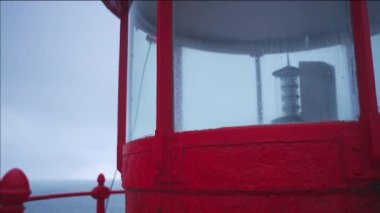Deniz feneri lambası odası Nazare, Portekiz mavi gökyüzü ve deniz arka planı dramatik ruh hali, Atlantik Okyanusu 'ndaki eski deniz fenerinin akşam üstü çekilmiş görüntüleri.