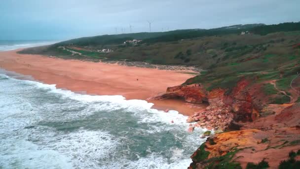Riesige Wellen Bei Nazare Portugal Surfer Eingeschleppt Werden Die Riesigen — Stockvideo
