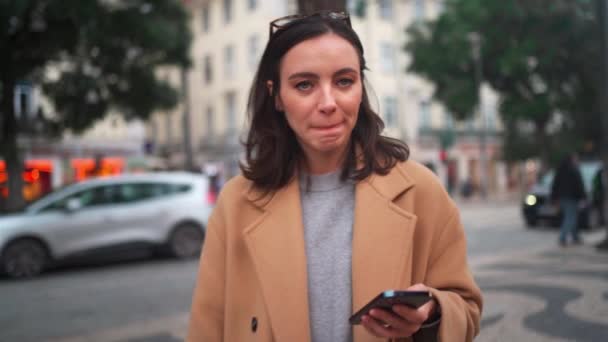 Bezorgde Vrouw Typt Bericht Smartphone Staande Stad Straat Portret Schieten — Stockvideo