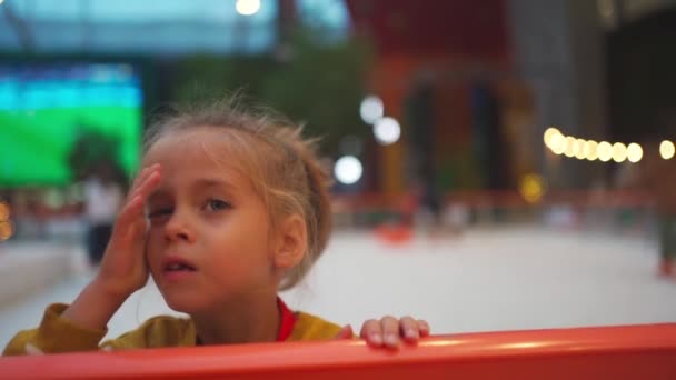 Παιδί Παγοδρόμιο Στέκεται Παγοδρόμιο Κρατώντας Φράχτη Αξιολάτρευτο Κοριτσάκι Χειμερινό Πουλόβερ — Αρχείο Βίντεο