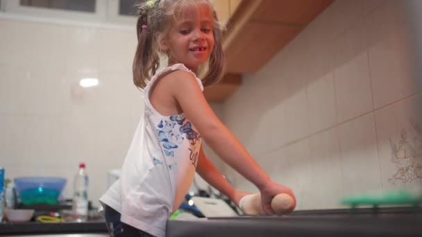Çocuk Hamur Hazırlıyor Küçük Beyaz Kızlar Mutfakta Merdaneyle Kurabiye Pişiriyor — Stok video