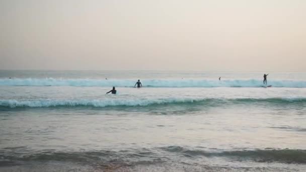 Portugalia Carcavelos Październik 2022 Grupa Surferów Kombinezonach Kąpielowych Przemierza Fale — Wideo stockowe
