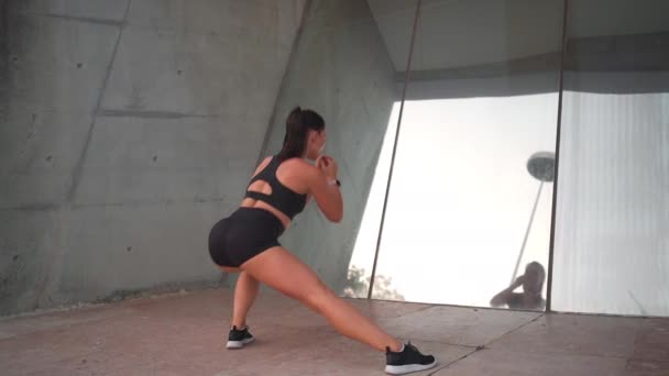 Atrakcyjne Dopasowanie Kobieta Średnim Wieku Robi Boczne Rzuca Ćwiczenia Zewnątrz — Wideo stockowe