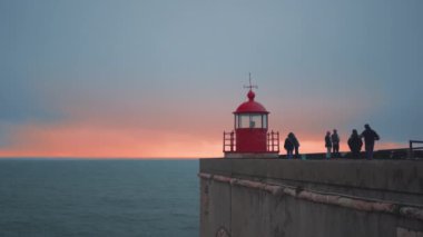 Deniz feneri lambası odası Nazare, Portekiz mavi gökyüzü ve deniz arka planı dramatik ruh hali, Atlantik Okyanusu 'ndaki eski deniz fenerinin akşamüstü çekilmiş görüntüleri.