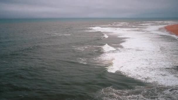 巨大な80フィートの波に乗るためにサーファーが牽引されているポルトガルのナザレの巨大な波 ナザレのプライア ノルテのビーチで波 — ストック動画