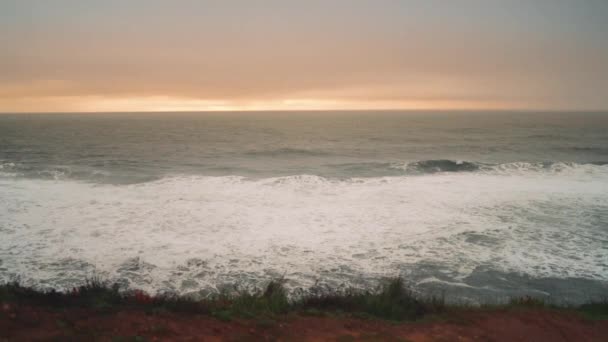 Enorma Vågor Nazare Portugal Där Surfare Bogseras För Att Rida — Stockvideo