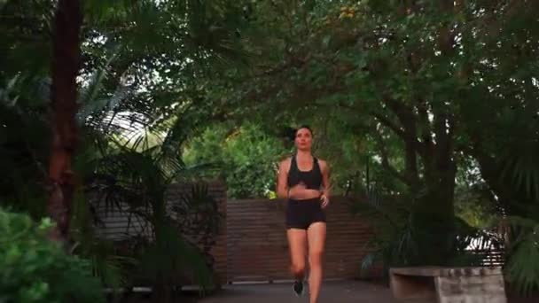 Женщина Средних Лет Бегает Летом Городском Парке Белая Спортсменка Бегает — стоковое видео
