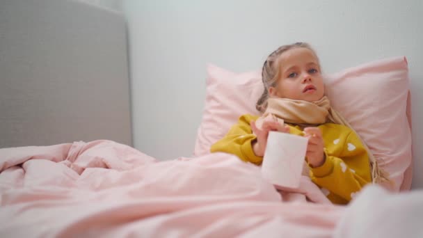 Дитяча Дівчина Плетених Шарфічних Стражданнях Чхає Серветку Дивані Домашніх Умовах — стокове відео