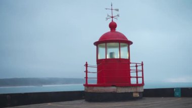 Deniz feneri lambası odası Nazare, Portekiz mavi gökyüzü ve deniz arka planı dramatik ruh hali, Atlantik Okyanusu 'ndaki eski deniz fenerinin akşamüstü çekilmiş görüntüleri.