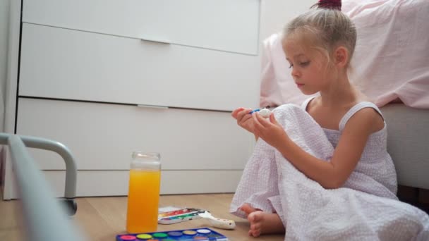 Caucasian Child Girl Painting Watercolor Paint Small Ceramic Figure Fun — Stok video