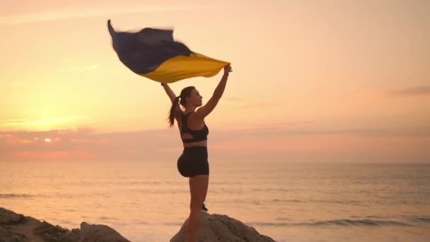 Woman Ukrainian Flag Standing Mountain War Ukraine Middle Age Fit — 비디오