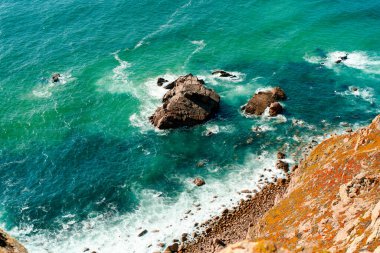 Uçurumla Atlantik Okyanusu manzarası. Portekiz 'deki Atlantik Kıyısı manzarası, Cabo da Roca. Yaz günü. Deniz kenarında. Kıyı şeridi. Güzel manzara