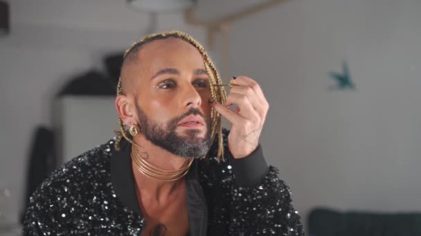 ノンバイナリ黒人民族ゲイの男はまつげ鏡を適用します ひげを生やしているブラジルの黒人民族の同性愛者は構成する Lgbtの人々 ジェンダーアイデンティティ メイク ライフスタイルの概念 — ストック動画