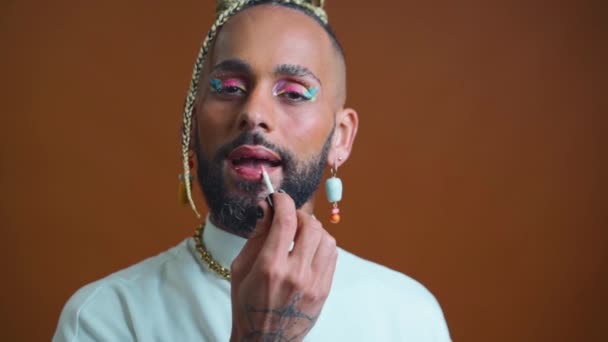 Homosexual Man Wear Bright Eyeshadow Make Applies Lipstick Lips Lgbt — Stok video