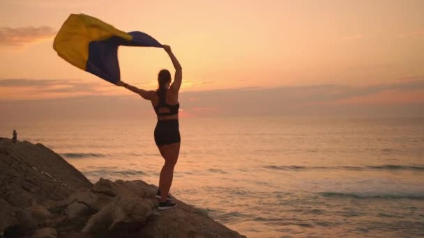 Femeie Steag Ucrainean Munte Război Ucraina Evul Mediu Potrivesc Femeie — Videoclip de stoc