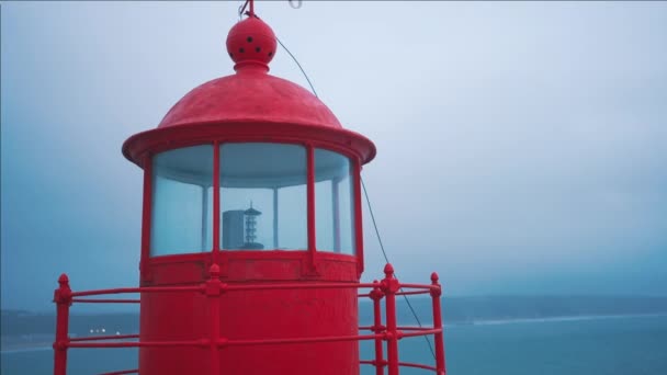 灯塔灯室纳扎雷 葡萄牙蓝天和大海背景戏剧性的心情 在黄昏的时候在大西洋上复古灯塔的电影镜头 — 图库视频影像