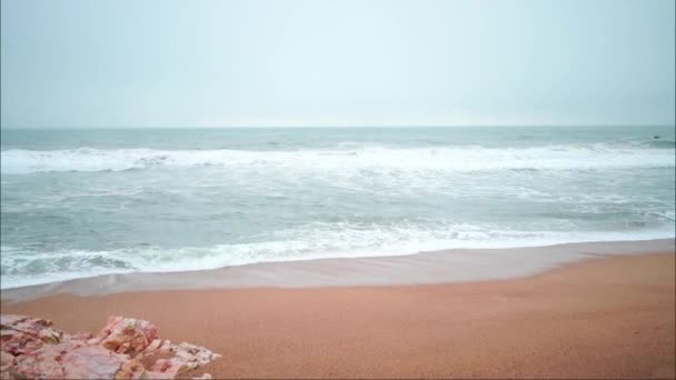 在葡萄牙纳扎尔市的巨浪中 冲浪者被拖下水 乘着80英尺高的巨浪 纳扎尔州普拉亚多诺特海滩上的波浪 — 图库视频影像