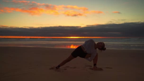 Gün Batımında Okyanus Manzaralı Yoga Egzersizleri Kafkasyalı Formda Bir Kadın — Stok video
