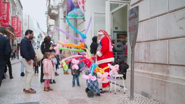Λισαβόνα Πορτογαλία Δεκέμβριος 2022 Άγιος Βασίλης Πωλούν Πολύχρωμα Μπαλόνια Βασιλιάς — Αρχείο Βίντεο