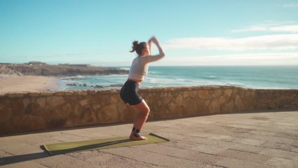 Exercices Yoga Avec Vue Sur Océan Arrière Plan Femme Blanche — Video