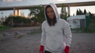 Boks antrenmanından sonra dinlenen bayan boksör. Fitness, spor, ya da sağlık motivasyonu. Yorgun, terli, gururlu bayan boksör yoğun idmandan sonra dinleniyor..