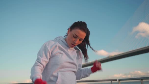 Boxer Feminino Tendo Merecido Descanso Após Treino Boxe Filmagens Para — Vídeo de Stock