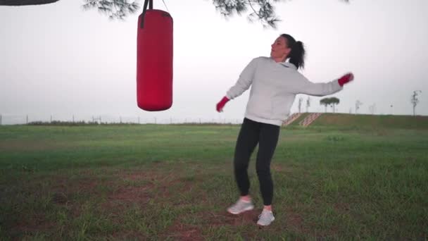 Женщина Тренирующая Боксерскую Ногу Использует Сумку Пуншем Улице Спортзале Парка — стоковое видео