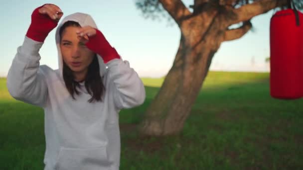 Vrouw Schaduwboksen Met Haar Handen Gewikkeld Rode Bokstape Het Park — Stockvideo