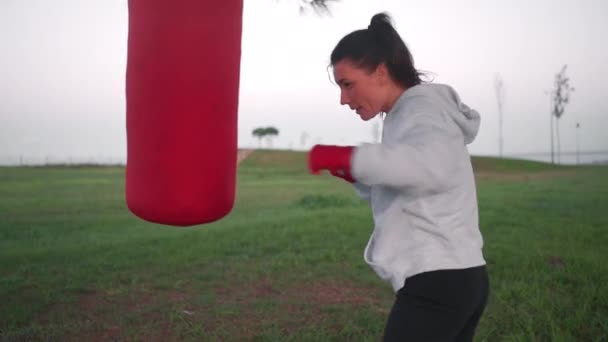 Fitness Mulher Treinamento Boxe Usar Saco Perfuração Fora Parque Ginásio — Vídeo de Stock
