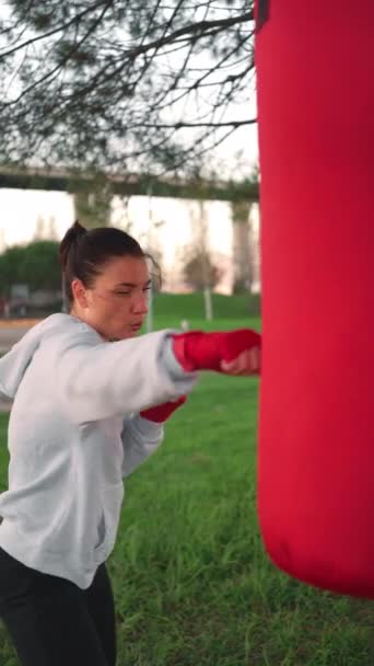 Γυναίκα Πυγμαχία Σκιών Χέρια Τυλιγμένα Κόκκινες Ταινίες Πυγμαχίας Στο Πάρκο — Αρχείο Βίντεο