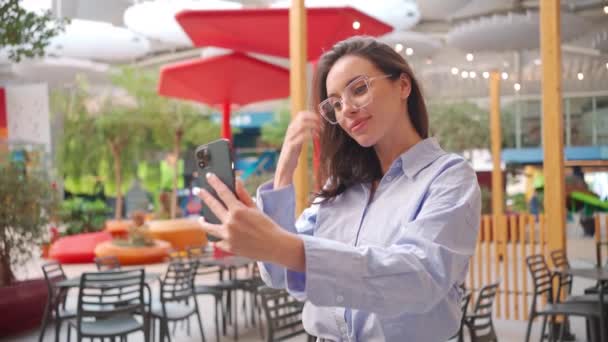 Dışarıdaki Akıllı Telefon Kamerasından Selfie Çeken Bir Kadın Brunet Kadın — Stok video