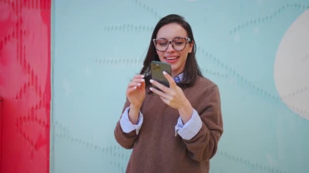 Kadın Dışarıda Telefonla Konuşuyor Açık Havada Akıllı Telefon Kullanan Gözlüklü — Stok video