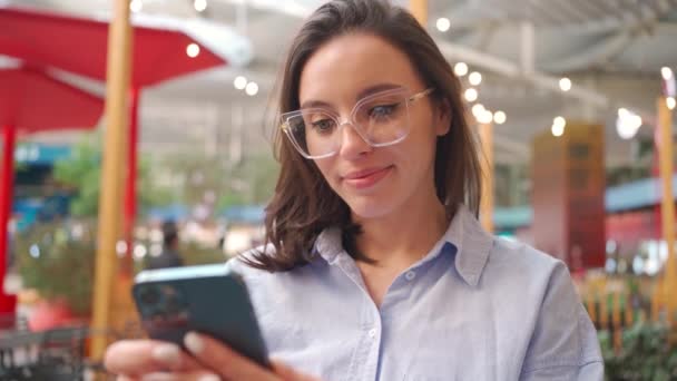 Γυναίκα Που Χρησιμοποιεί Smartphone Δρόμο Της Πόλης Θετική Γυναίκα Γυαλιά — Αρχείο Βίντεο