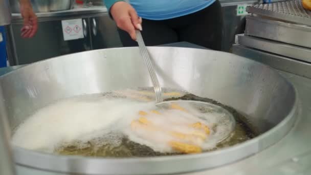 Producciones Churro Fresco Vendedor Ambulante Comida Prepara Churros Exprimiendo Masa — Vídeo de stock