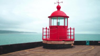 Deniz feneri lambası odası Nazare, Portekiz mavi gökyüzü ve deniz arka planı dramatik ruh hali, Atlantik Okyanusu 'ndaki eski deniz fenerinin akşamüstü çekilmiş görüntüleri.