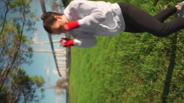 Elleri Kırmızı Boks Kasetlerine Sarılı Parkta Boks Yapan Bir Kadın — Stok video