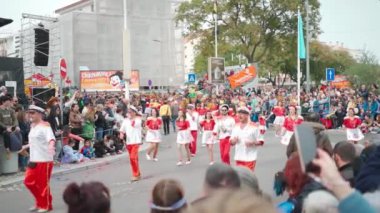 LOURES, PORTUGAL - Şubat 2023 Renkli Karnaval Geçidi Festivali katılımcıları Loures City, Portekiz. Portekiz 'de geleneksel dans ve müzik festivali