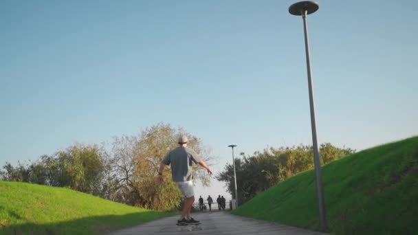 Hombre Monopatín Parque Día Verano Hombre Adulto Skateboarder Disfrutar Montar — Vídeos de Stock